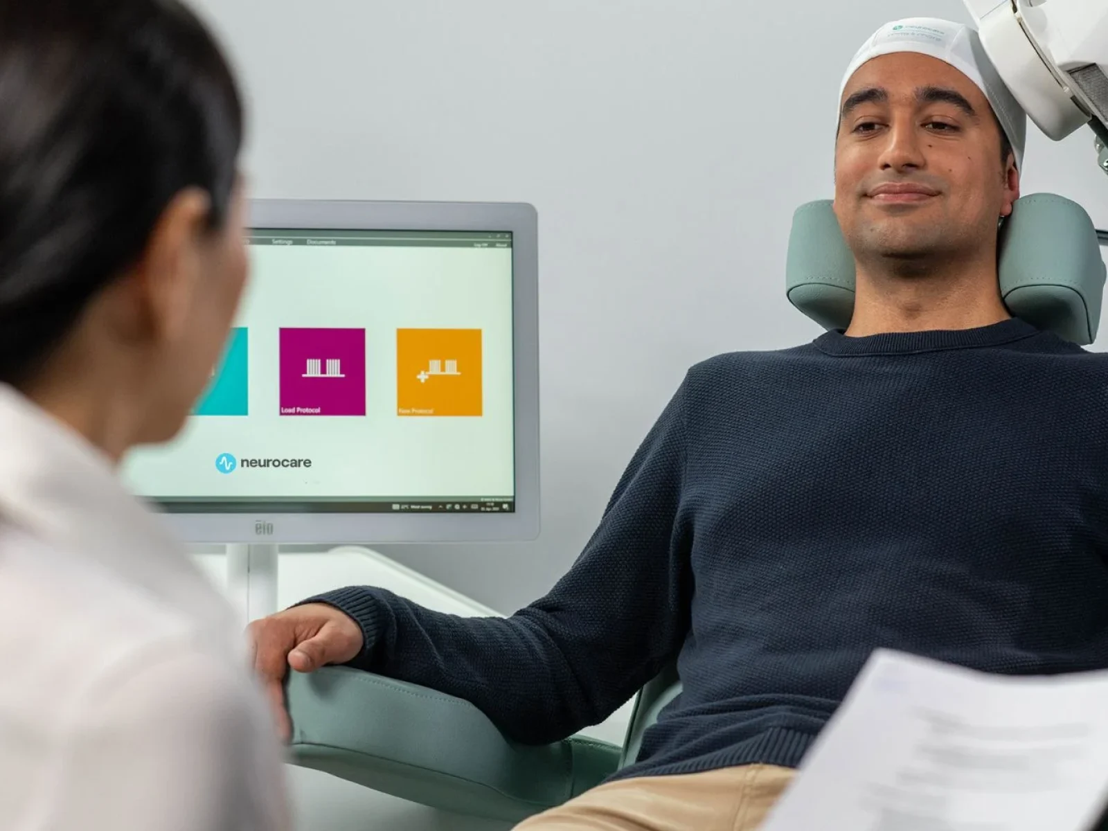 neurocare-apollo-tms-with-patient-combined-with-psychotherapy